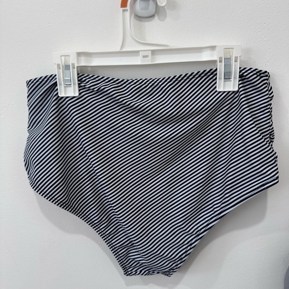 Black and White Striped Tankini Set - Picture 4 of 8